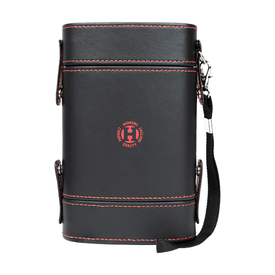 Das Bild zeigt ein Harrows Prima Dartcase in schwarzer Farbe mit roter Naht. In der Mitte befindet sich ein rundes Harrows-Logo, und an der Seite ist ein schwarzer Trageriemen befestigt.