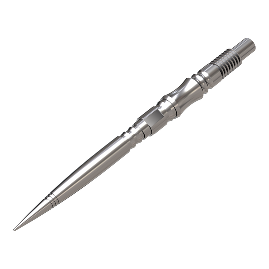 Es sind mehrere silberne Dartspitzen zu sehen. Sie sind parallel und gleichmäßig aufgereiht.