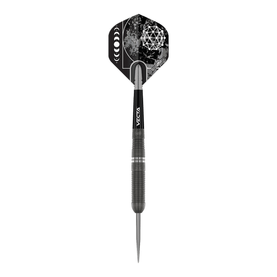 Winmau Callisto 03 Steeldarts Das Bild zeigt einen Winmau Callisto 03 Steeldart. Der Dart ist schwarz mit einem auffälligen, geometrischen Muster auf dem Flight.