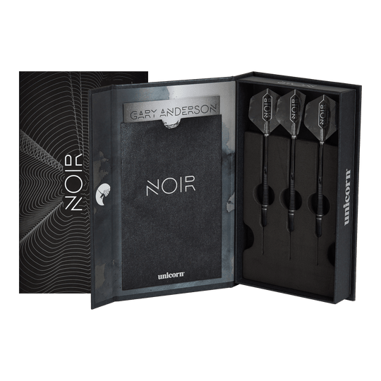 Unicorn World Champion Gary Anderson Noir Phase 6 Steeldarts Das Bild zeigt eine elegante schwarze Verpackung mit drei Steeldarts, die als "Unicorn World Champion Gary Anderson Noir Phase 6" bezeichnet werden. Die Darts und die Schachtel sind modern und hochwertig gestaltet.