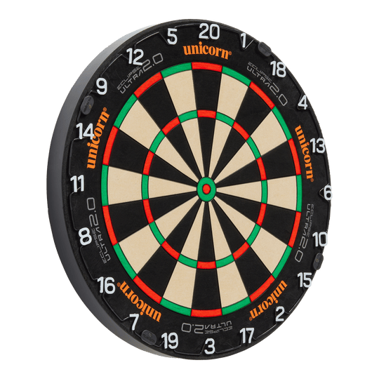 Unicorn Eclipse Ultra 2.0 steel dartboard Das Bild zeigt eine Unicorn Eclipse Ultra 2.0 Steeldartboard. Die Dartscheibe hat ein klassisches Design mit schwarzen, weißen, roten und grünen Segmenten.