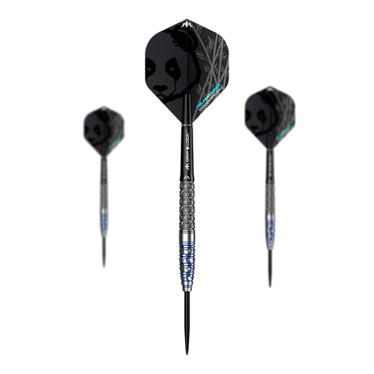 Mission Xiaochen Zong Pandaman Steeldarts - 22g Das Bild zeigt drei Steeldarts des Modells "Mission Xiaochen Zong Pandaman" mit einem Gewicht von 22g. Die Flights der Darts sind schwarz und zeigen das Gesicht eines Pandas.