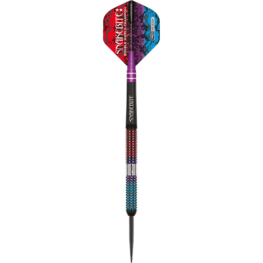 RD2550_Red_Dragon_Peter_Wright_Snakebite_Spirit_Steeldarts_1ByQKcje84u67n Das Bild zeigt einen bunten Steeldartpfeil mit der Aufschrift "Snakebite" auf dem Flight. Der Pfeil hat ein auffälliges Design in Rot, Blau, Lila und Schwarz.
