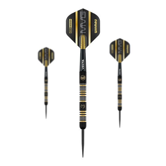 Winmau Michael Van Gerwen Trilogy Steeldarts Das Bild zeigt drei schwarze Steeldarts mit goldenen und silbernen Akzenten. Auf den Flights steht groß "MVG" und "Winmau".
