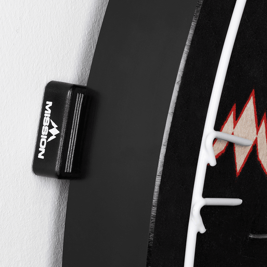 Mission Dartboard Wedges Spacers (Set of 8) Das Bild zeigt einen Abstandshalter der Marke Mission, der an einem Dartboard befestigt ist. Der Abstandshalter sorgt dafür, dass das Dartboard gleichmäßig von der Wand absteht.