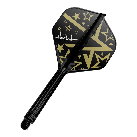Target Japan K-Flex Hot Shot No2 Standard Flight Shaft System Dies ist ein schwarzer Dartschaft mit einem Flight in Schwarz und Gold. Das Flight-Design zeigt goldene Sterne und geometrische Muster sowie eine weiße Unterschrift.