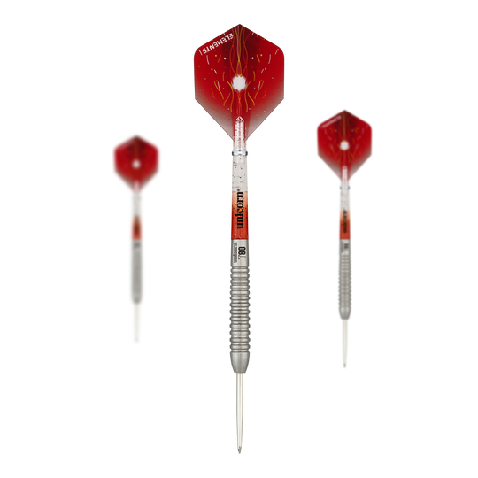 Unicorn Core XL Striker Style 5 steel darts Das Bild zeigt drei Steeldarts des Produkts "Unicorn Core XL Striker Style 5". Die Darts haben rote Flights und einen silbernen, geriffelten Schaft.