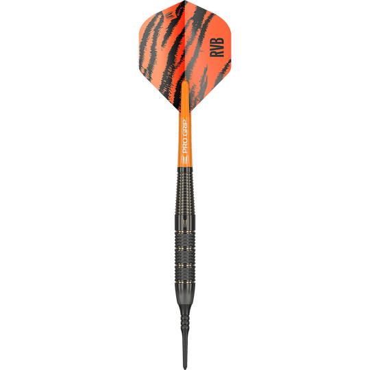170015_Target_Raymond_Van_Barneveld_Brass_Softdarts_1WIYrIfM0Mfrep Der Dartpfeil „Target Raymond Van Barneveld Brass Softdarts - 18g“ hat eine auffällige orangefarbene Flight mit schwarzen Streifen und der Aufschrift „RVB“. Der Griff ist schwarz mit feinen Rillen für besseren Halt.