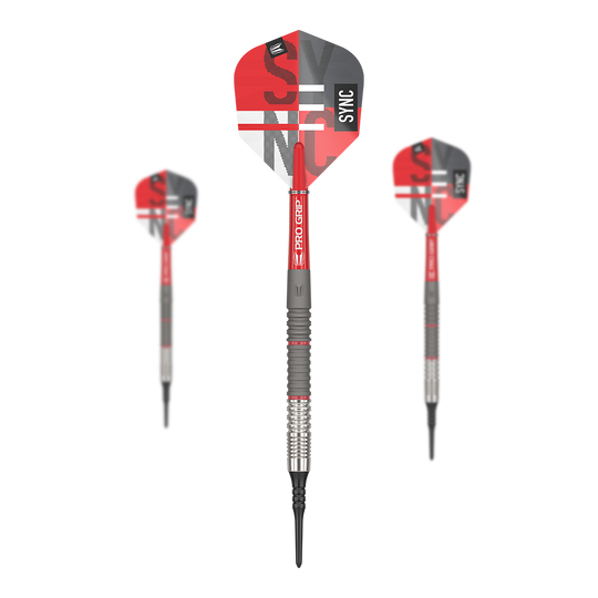 Auf dem Bild sind drei Softdarts mit roten und grauen Flights zu sehen. Auf dem mittleren Dart steht deutlich das Wort "SYNC" auf dem Flight.