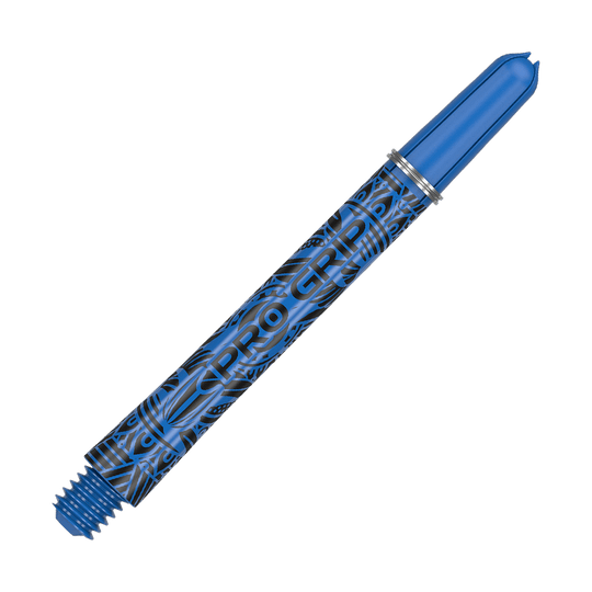 Auf dem Bild ist ein blauer Dartshaft mit der Aufschrift "PRO GRIP" zu sehen. Das Design ist mit schwarzen Mustern verziert und das Material sieht aus Kunststoff aus.