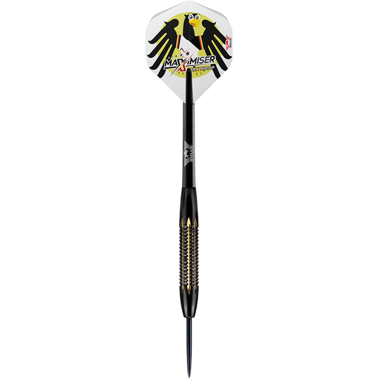 Dies ist ein BullsNL Max Hopp Maximiser Shell Coated Brass Steeldart mit einem Gewicht von 21g. Der Dart hat ein auffälliges Design mit einem Adler und dem Schriftzug "MAXIMISER" auf dem Flight.