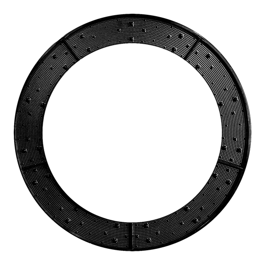 Karella E-Master spare part Das Bild zeigt einen schwarzen, ringförmigen Wurfkranz mit sichtbaren Noppen auf der Oberfläche. Der Ring ist in mehrere Segmente unterteilt.