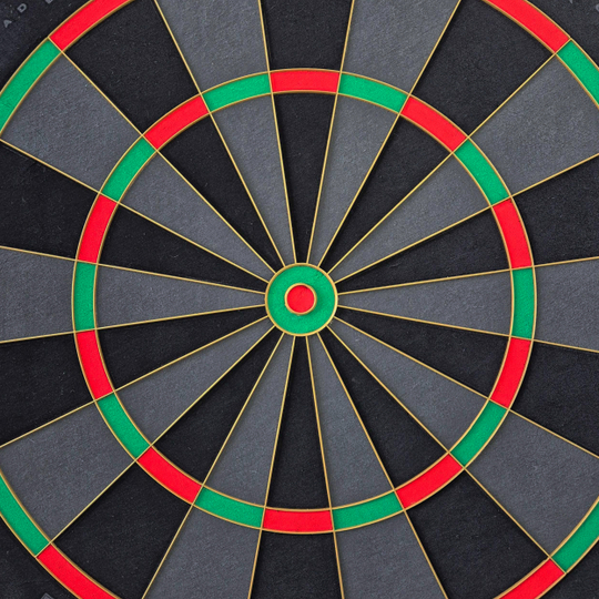 Bulls NL Advantage Black Edition steel dartboard Auf dieser Abbildung ist das BullsNL Advantage Black Edition Steeldartboard zu sehen. Es wird aus einer anderen Perspektive gezeigt.