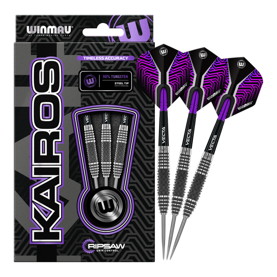 Winmau Kairos 01 Steeldarts Das Bild zeigt eine Verpackung der "Winmau Kairos 01 Steeldarts" mit drei darin enthaltenen Darts. Die Darts haben ein modernes, schwarz-lila Design und sind als 90% Tungsten Stahldarts ausgewiesen.