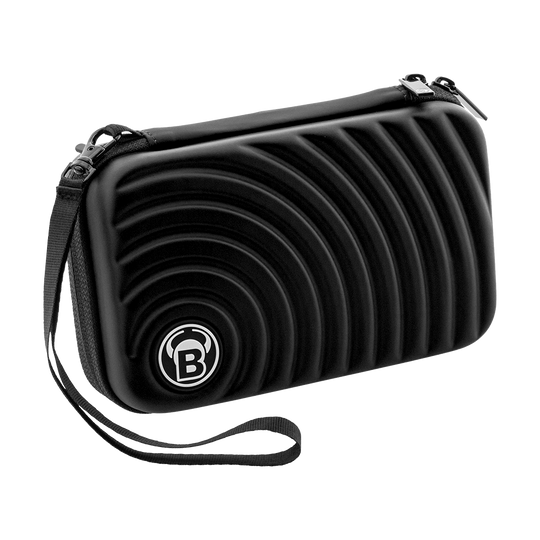 66381_Bulls_Orbis_XL_Dartcase_Black_1ahZ83jkLetnCI Die Abbildung zeigt das Produkt "Bulls Orbis XL Dartcase". Das Etui ist schwarz, hat ein wellenförmiges Design und einen Tragegurt.