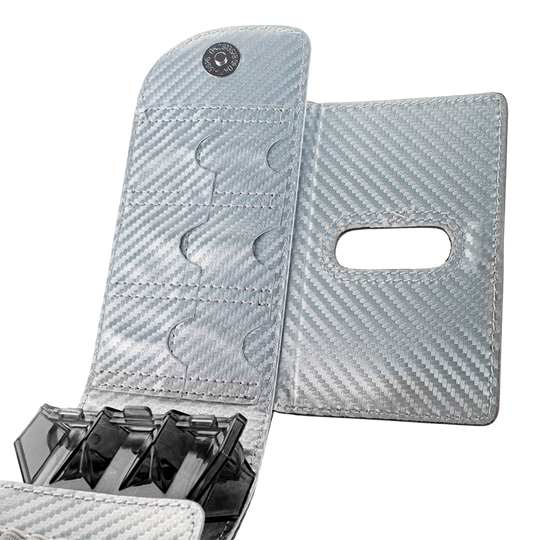 66345_Bulls_SECC_Dartcase_Grey_2 Das Bild zeigt ein silbernes Dart-Etui mit einem modernen, carbonähnlichen Design. Im Inneren sind Fächer zur sicheren Aufbewahrung von Dartpfeilen und Zubehör zu sehen.