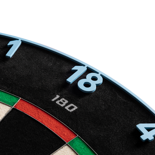 Zu sehen ist das Precise 180 Endorphine Steeldartboard mit Nummernring in Infinity Blue. Es ist eine hochwertige Dartscheibe für ambitionierte Spieler.