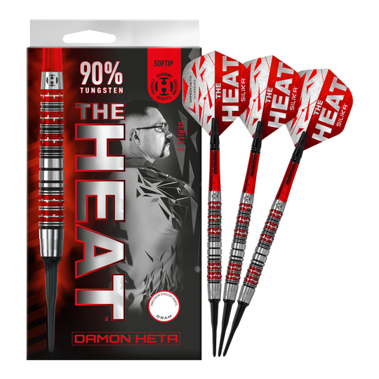 Harrow's Damon Heta Series 3 soft darts Das Bild zeigt eine Packung Harrows Damon Heta Series 3 Softdarts mit drei Darts daneben. Die Darts sind silber und rot, und auf der Verpackung steht "THE HEAT" sowie "90% Tungsten".