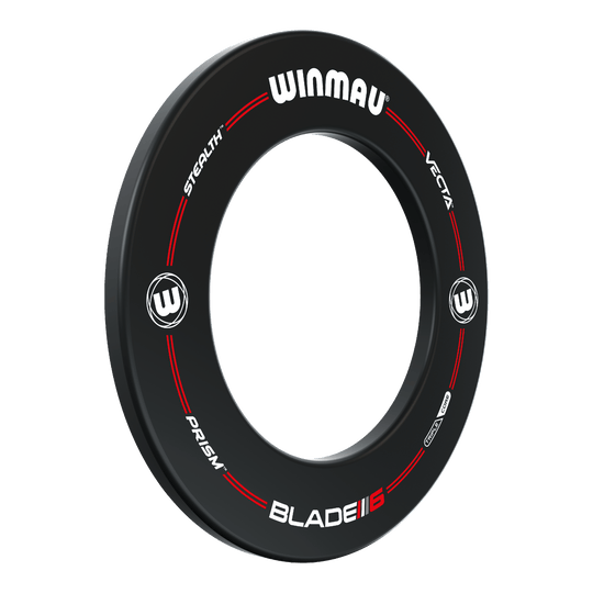 Winmau Pro-Line Blade 6 Dartboard Surround Das Bild zeigt das Produkt "Winmau Pro-Line Blade 6 Dartboard Surround". Es ist ein schwarzer Dartboard-Surround mit weißen und roten Aufdrucken.