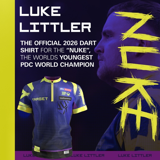 Target Luke Littler dart shirt 2026 Abgebildet ist das Target Luke Littler Dartshirt 2026 aus einer anderen Perspektive. Das Shirt ist speziell für Fans und Spieler geeignet.