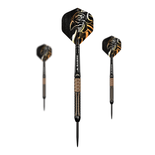 Mission Horus Steeldarts Das Bild zeigt drei Mission Horus Steeldarts mit auffälligem Design. Auf den Flights ist ein kunstvoller Horus-Kopf in Schwarz, Gold und Weiß abgebildet.