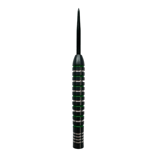 McDart Silver Green Steeldart Barrels Mehrere McDart Silver Green Steeldart Barrels sind im Bild angeordnet. Die Oberfläche reflektiert das Licht.