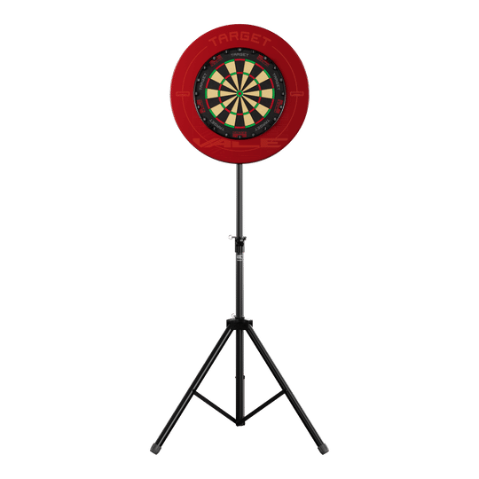 Target Dartboard Stand Das Bild zeigt einen Dartboard-Ständer mit einer roten Umrandung und einer klassischen Dartscheibe. Der Ständer steht stabil auf drei Beinen und trägt das Produkt "Target Dartboard Stand".