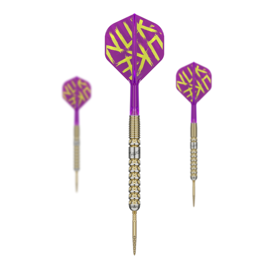 Das Bild zeigt drei Steeldarts der Marke "Target Luke Littler GEN1 Prodigy Swiss Point". Die Darts haben lila Flights mit gelber Schrift und gold-silberne Spitzen und Griffe.