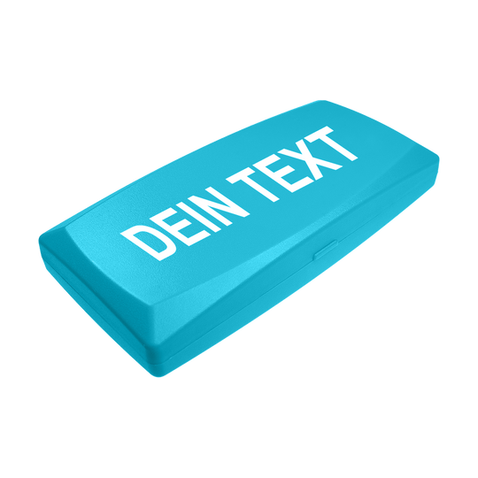 ABS box with custom print Die Abbildung zeigt eine himmelblaue Kunststoffbox mit abgerundeten Kanten. Auf dem Deckel steht in weißen Großbuchstaben der Text "DEIN TEXT".