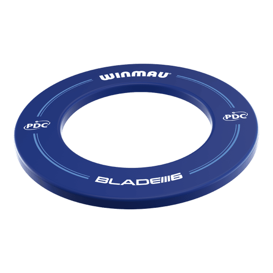 Winmau PDC Dartboard Surround - Blue Das Bild zeigt ein blaues Dartboard-Surround der Marke Winmau mit der Aufschrift "BLADE 6" und "PDC". Es ist rund und dient zum Schutz der Wand rund um eine Dartscheibe.