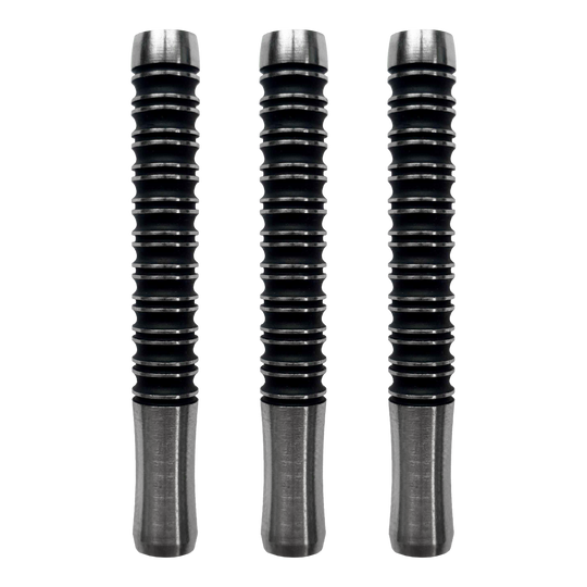 McDart Super Grip 3 soft dart barrels - 18g Das Bild zeigt drei McDart Super Grip 3 Softdart-Barrels mit einem Gewicht von 18g. Die Dart-Barrels sind schwarz mit silbernen Enden und haben ein gerilltes Design für besseren Halt.