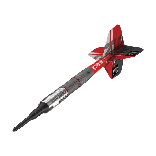210302_Targer_Sync_11_Softdarts_4 Das Bild zeigt einen modernen Softdartpfeil mit einem metallischen Schaft und roten Flügeln. Auf den Flügeln steht das Wort "SYNC" und sie sind mit einem auffälligen Muster gestaltet.