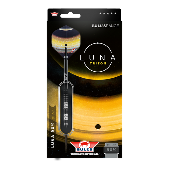 Bulls NL Luna Triton steel darts Das Bild zeigt die Verpackung der "Bulls NL Luna Triton Steeldarts". Die Verpackung ist schwarz-gelb gestaltet und hebt den Dartpfeil sowie den Schriftzug "Luna Triton" hervor.
