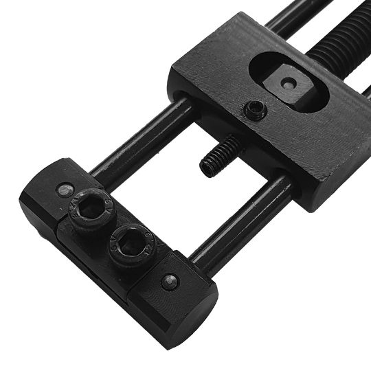 Designa Dart Repointer Black Pro Edition - Spitzenwechsler ist ein Tool zum Wechseln von Dartspitzen. Das Bild zeigt das Produkt aus schwarzem Material.