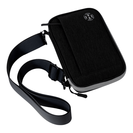 Harrows Smart Case XL dart wallet Dies ist eine schwarze Darttasche mit einem Schultergurt. Sie hat ein kompaktes, rechteckiges Design und einen Reißverschluss.