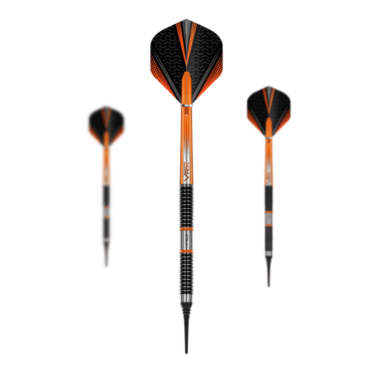 Red Dragon Amberjack 18 soft darts - 20g Das Bild zeigt drei Softdarts des Modells „Red Dragon Amberjack 18 Softdarts - 20g“. Die Darts sind überwiegend orange und schwarz mit silbernen Rillen am Griff.