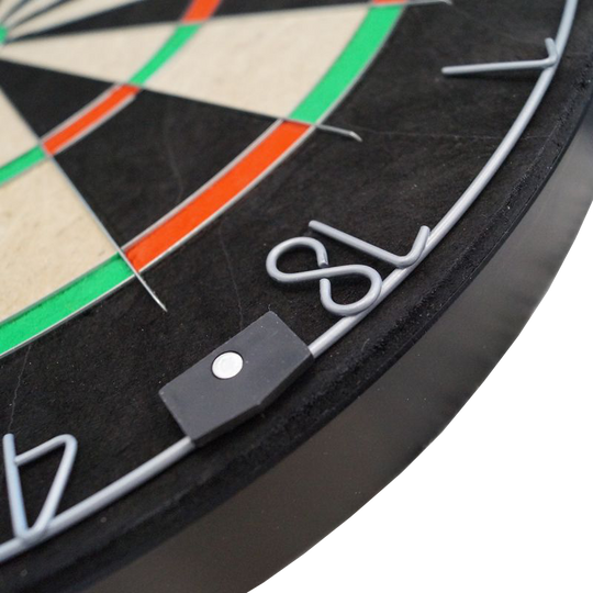 Karella Dartboard BullOut Set including 2 sets of steel darts Das Bild zeigt das Karella Dartboard BullOut Set inklusive zwei Sätzen Steeldarts. Dieses Set ist ideal für Dartspieler und enthält alles, was für den Start benötigt wird.