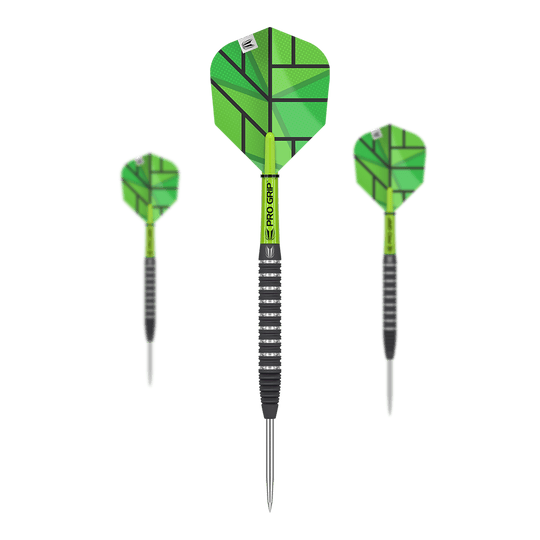 Target Yohkoh 02 steel darts Das Bild zeigt drei Steeldarts des Modells "Target Yohkoh 02" mit grünen Flights und schwarzem Griff. Die Darts haben silberne Spitzen und auffällige grüne Akzente.
