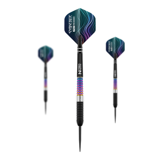 Red Dragon Peter Wright Corra steel darts Das Bild zeigt drei Steeldarts des Modells "Red Dragon Peter Wright Corra". Die Darts haben bunte Griffe und schwarze Spitzen, mit auffälligen Flights im Snakebite-Design.