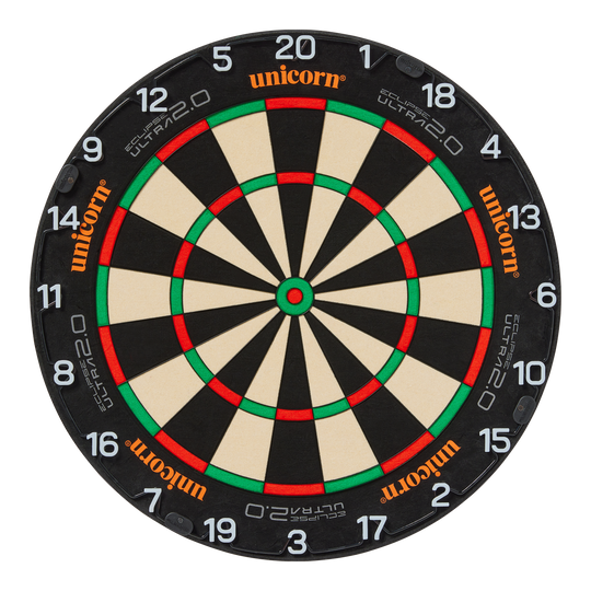 Unicorn Eclipse Ultra 2.0 steel dartboard Das Bild zeigt eine Steeldart-Scheibe mit dem Namen "Unicorn Eclipse Ultra 2.0". Die Zahlen sind klar lesbar und der Markenname "unicorn" ist mehrmals auf der Scheibe zu sehen.
