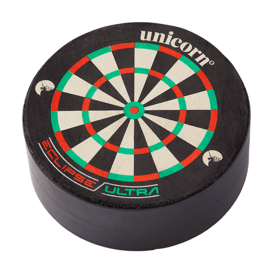Das Bild zeigt den Unicorn Dart Station Dartständer. Er ist rund und hat eine Dartboard-Optik auf der Oberseite.