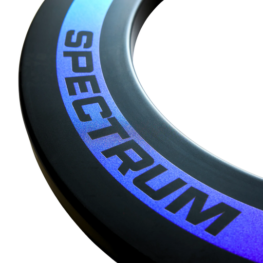 Precise 180 Spectrum Dartboard Surround Abgebildet ist das Precise 180 Spectrum Dartboard Surround. Es handelt sich um einen umlaufenden Schutz für Dartboards.