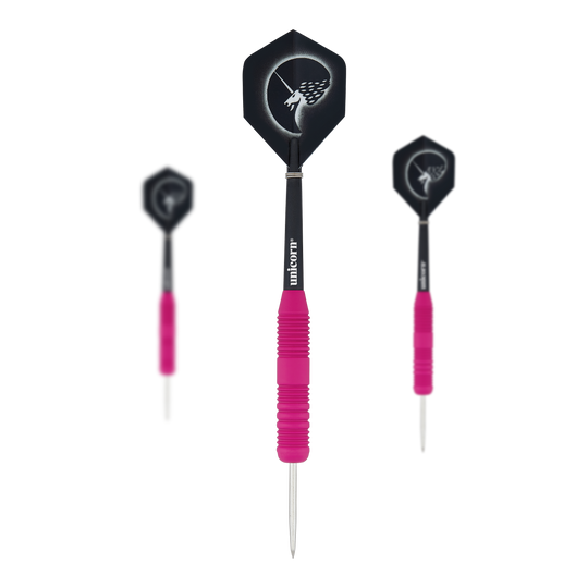 Das Bild zeigt drei Steeldarts mit pinken, gummierten Griffen und silbernen Spitzen. Die Flights sind schwarz und tragen ein weißes Einhorn-Design.