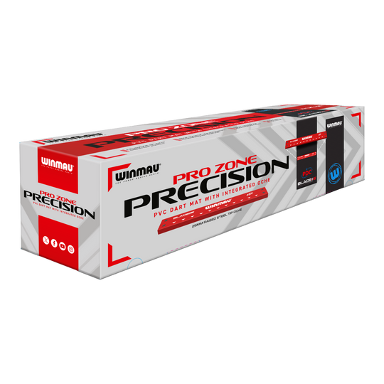 Winmau Pro-Zone Precision Blade 6 dart mat with Oche Die Abbildung zeigt die Verpackung der "Winmau Pro-Zone Precision Blade 6 Dartmatte mit Oche". Auf der Verpackung steht, dass es sich um eine PVC-Dartmatte mit integriertem Oche handelt.