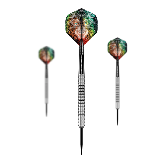 Mission Dominik Grüllich Steeldarts Das Bild zeigt drei Steeldarts des Produkts „Mission Dominik Grüllich Steeldarts - 23,5g“. Auf den Flights ist ein farbiges Löwenmotiv zu sehen.