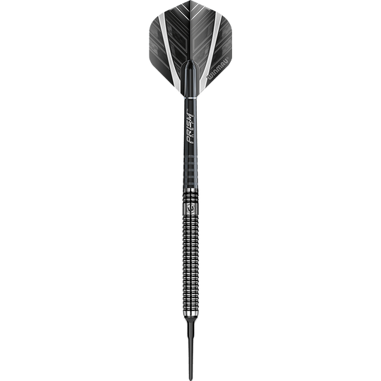 2061-20-Winmau-Blackout-Tungsten-Softdarts-1LmFwgWpL36vzg Das Bild zeigt einen Winmau Blackout Tungsten Softdart. Der Dart hat ein elegantes schwarzes Design mit gerilltem Griff und silber-schwarzer Flight.