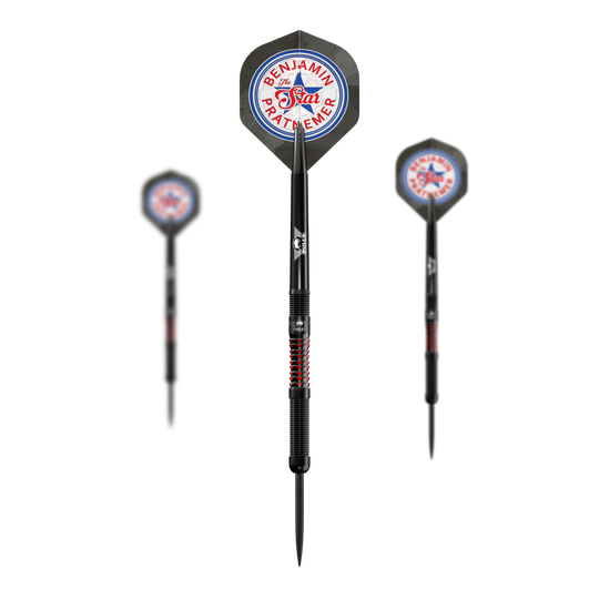 Bulls NL Benjamin Pratnemer steel darts - 20g Das Bild zeigt drei Steeldarts mit der Aufschrift "Benjamin Pratnemer The Star" auf den Flights. Die Darts sind schwarz mit roten Akzenten und wiegen 20 Gramm.