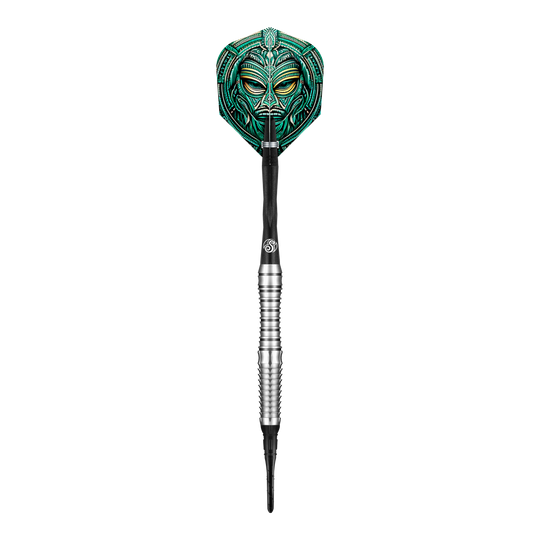 Shot Tribal Weapon Toki soft darts Das Bild zeigt einen Shot Tribal Weapon Toki Softdart. Die Dartflügel sind mit einem auffälligen, grünen Stammesdesign verziert.