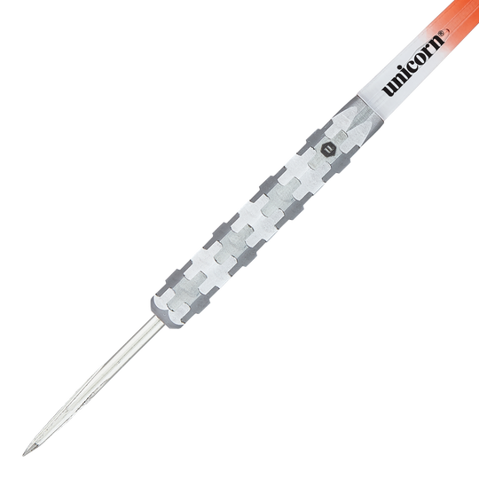 Das Bild zeigt einen Unicorn Ballista Style 1 Steeldart. Der Dart hat einen silbernen, strukturierten Griff und eine spitze Metallspitze.