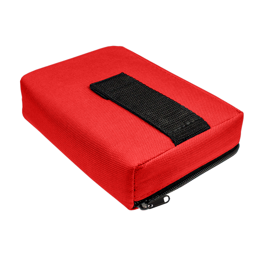 712TP_The_Pak_Dartcase_Rot_3 Das Bild zeigt das Produkt "The Pak Dartcase", ein kompaktes, rechteckiges Etui in Rot mit einem schwarzen Griff. Es hat einen Reißverschluss an der Seite und besteht aus robustem Material.